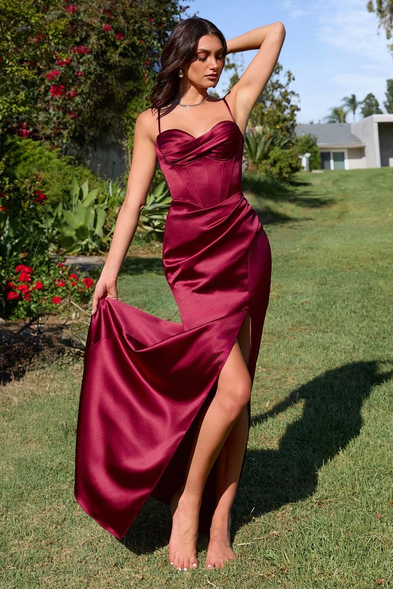 Robe Ajustée Encolure En Cœur Et Fines Bretelles
